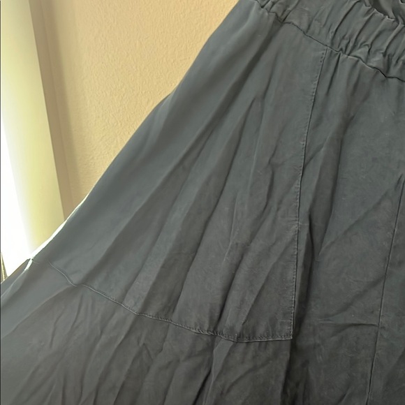 Elegant Navy Blue Skirt - Picture 3 of 3